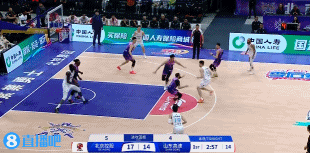 金年会😂极度不尊重！于德豪大空位三分 里勒瞅一眼背身放投 三分打铁
