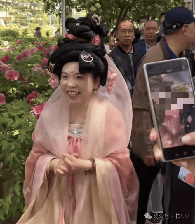 52岁邓亚萍穿华美汉服赏牡丹，浓妆艳抹与花比美，网友直言：不愧是世界冠军！