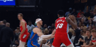 金年会看着都疼！小贾伦连续挥肘+拍打卡鲁索面部 被吹一级恶意犯规