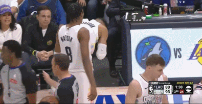 jinnianhui金年会威少与博格丹爆发口角一人一T😂威少跑去解说台鼓掌👏