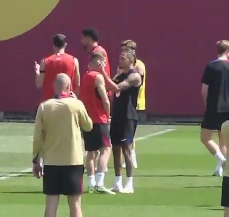 金年会金字招牌诚信至上神秘仪式🤣拉菲尼亚对费尔明扭扭耳朵、按摩太阳穴、拍拍脖子