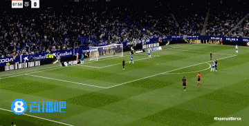 金年会金字招牌诚信至上插曲！球场外汽车失控撞入人群，主裁暂停比赛和球场安保沟通