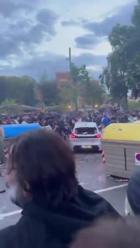 金年会金字招牌诚信至上插曲！球场外汽车失控撞入人群，主裁暂停比赛和球场安保沟通