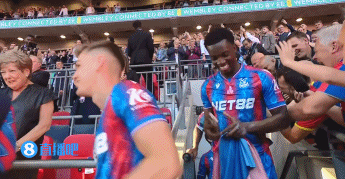 金年会金字招牌信誉至上🎉恭喜！水晶宫主帅、球员领取冠军奖牌🥇沃德捧起冠军奖杯