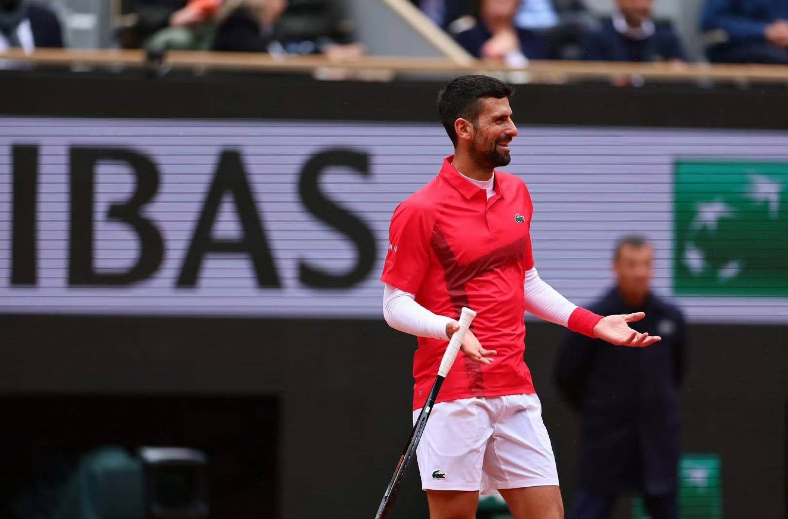 德约首秀以新面貌开启25冠冲冠之旅，梅总决胜盘遭逆转不敌大男仆