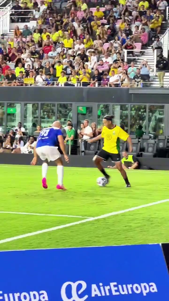 jinnianhui金年会还是那个足球精灵🪄45岁小罗对位梅西保镖 狂秀牛尾巴+各种花式